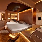 Das Bett senkt sich von der Decke herab.