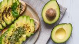 Avocado  Sie sind hungrig? Dann naschen Sie eine Avocado. Der hohe Fettgehalt sorgt dafür, dass Sie sich lange satt fühlen. Zudem enthält die Avocado wertvolle Vitamine und Mineralstoffe und Omega-3-Fettsäuren.