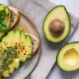 Avocado  Sie sind hungrig? Dann naschen Sie eine Avocado. Der hohe Fettgehalt sorgt dafür, dass Sie sich lange satt fühlen. Zudem enthält die Avocado wertvolle Vitamine und Mineralstoffe und Omega-3-Fettsäuren.