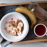 Leinsamen  Sie enthalten Schleimstoffe, die im Darm aufquellen und dadurch die Verdauung anregen. Zudem sorgen die Leinsamen dafür, dass Sie sich lange satt fühlen. Wer mag, gibt bereits morgens einen Löffel der Samen in sein Müsli. Ernährungswissenschaftler sprechen der in Leinöl enthaltenen Linolensäure, einer Omega-3-Fettsäure, zudem gesundheitsfördernde Effekte zu.