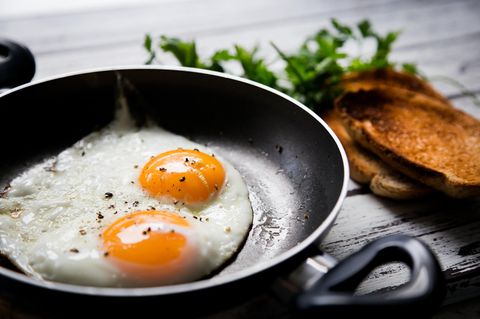 Eier  Eier sind wahre Nährstoffbomben. Sie enthalten Eiweiß, Vitamin A, Vitamin E und Beta-Carotin, Vitamin-K und B-Vitamine sowie Mineralstoffe wie Calcium und Eisen. Ein weiterer Vorteil: sie machen pappsatt. 