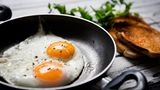 Eier  Eier sind wahre Nährstoffbomben. Sie enthalten Eiweiß, Vitamin A, Vitamin E und Beta-Carotin, Vitamin-K und B-Vitamine sowie Mineralstoffe wie Calcium und Eisen. Ein weiterer Vorteil: sie machen pappsatt. 