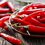 Chili  Das in den Chilischote enthaltene Capsaicin, das für die Schärfe der Schote verantwortlich ist, dämpft den Heißhunger und verringert das Verlangen nach Süßem und Fettigem. Zudem schnellt bei Schärfe der Kalorienverbrauch in die Höhe und der Blutzuckerspiegel stabilisiert sich. 