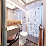 Bad mit vollwertiger Duschzelle und Deckenfenster.