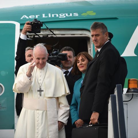 Papst Franziskus (M.) winkt vor seinem Abflug aus Irland noch einmal. Auf dem Rückflug hat er dann noch eine Pressekonferenz gegeben