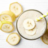 Bananen  Sie enthalten viel Fruchtzucker, deshalb sind sie vor allem bei Sportlern als Energielieferanten beliebt. Bananen enthalten viel Kalium, aber auch Magnesium und andere Vitamine. Zudem sind sie gut verdaulich und halten lange satt.