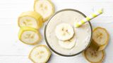 Bananen  Sie enthalten viel Fruchtzucker, deshalb sind sie vor allem bei Sportlern als Energielieferanten beliebt. Bananen enthalten viel Kalium, aber auch Magnesium und andere Vitamine. Zudem sind sie gut verdaulich und halten lange satt.