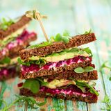 Vollkornbrot  Vollkorn ist reich an Ballaststoffen – und die sind wahre Sattmacher. Wer also die Wahl hat, sollte ein Vollkorn- immer einem Weißbrot vorziehen. Wissenschaftler haben zudem herausgefunden, dass bereits 90 Gramm Vollkornprodukte pro Tag die Lebenserwartung verlängern und das Risiko für Herzleiden, Krebs und andere Krankheiten verringern können.