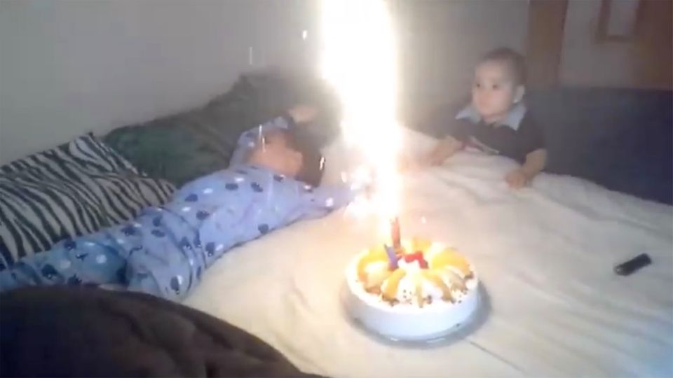 Geburtstag: Kind mit Torte und Feuerwerk geweckt – das endet fast im Desaster Geburtstag: Kind mit Torte und Feuerwerk geweckt – das endet fast im Desaster