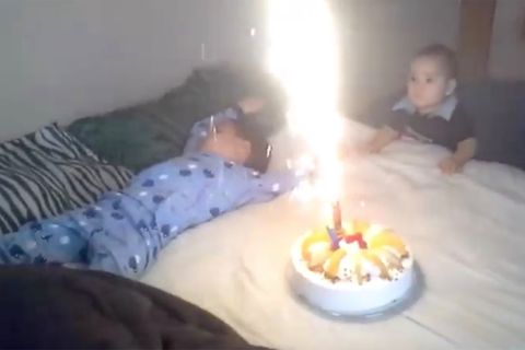 Geburtstag: Kind mit Torte und Feuerwerk geweckt – das endet fast im Desaster