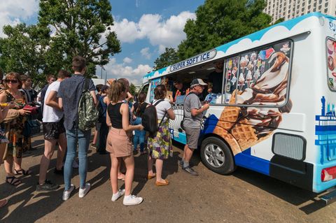 Ein Eiswagen steht in England