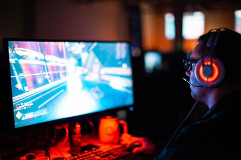 Kann zur gefährlichen Sucht werden: Wer stundenlang vor dem Computer sitzt und auch sonst nur von seinem Computerspiel redet, sollte dringend etwas ändern.
