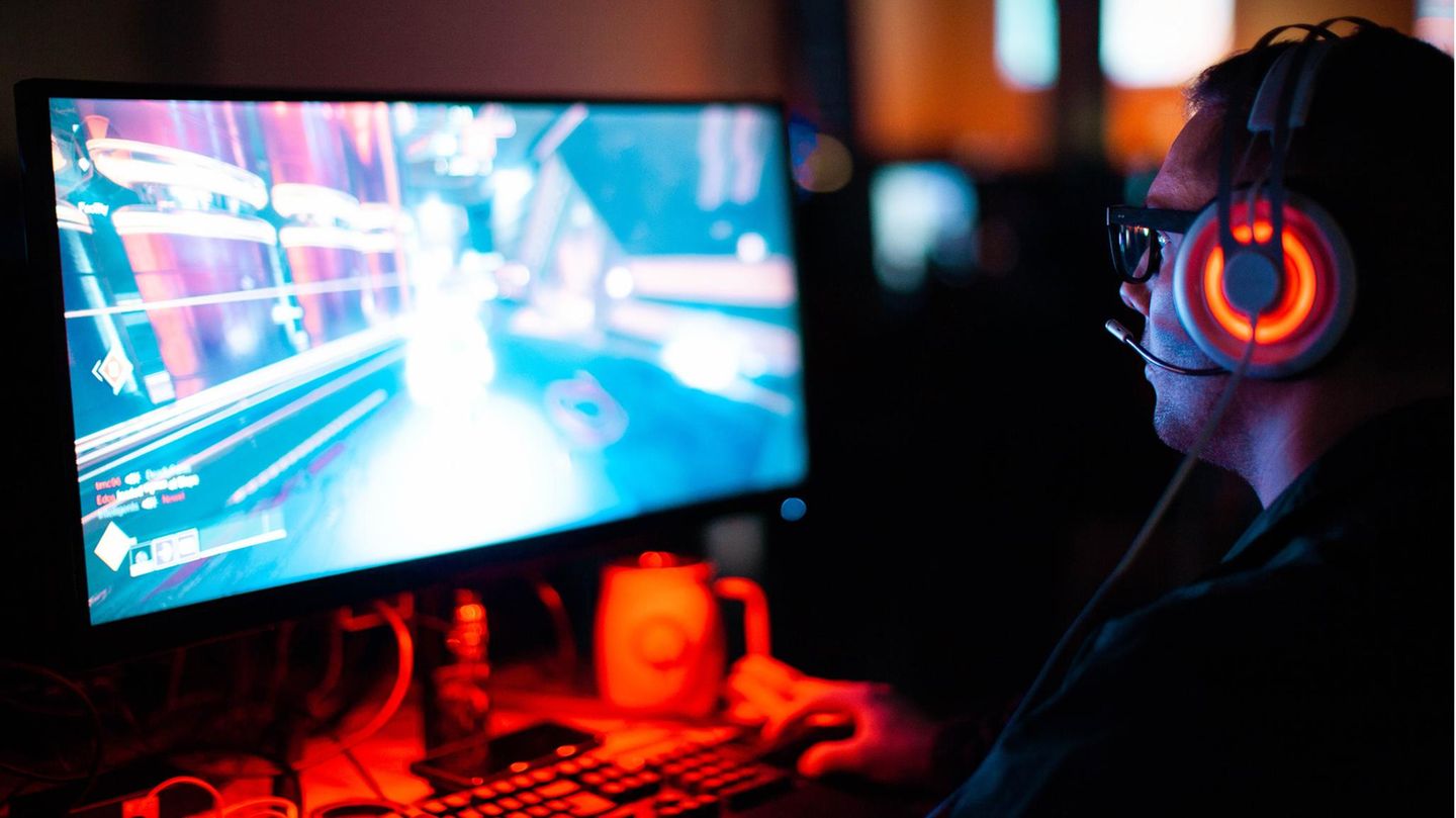 Kann zur gefährlichen Sucht werden: Wer stundenlang vor dem Computer sitzt und auch sonst nur von seinem Computerspiel redet, sollte dringend etwas ändern.