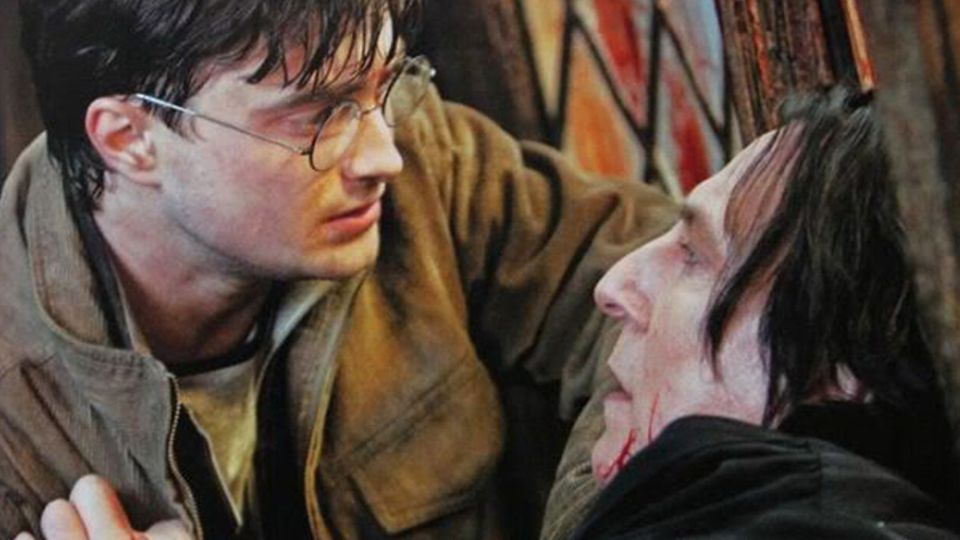 Harry Potter mit sterbenden Severus Snape Harry Potter mit sterbenden Severus Snape