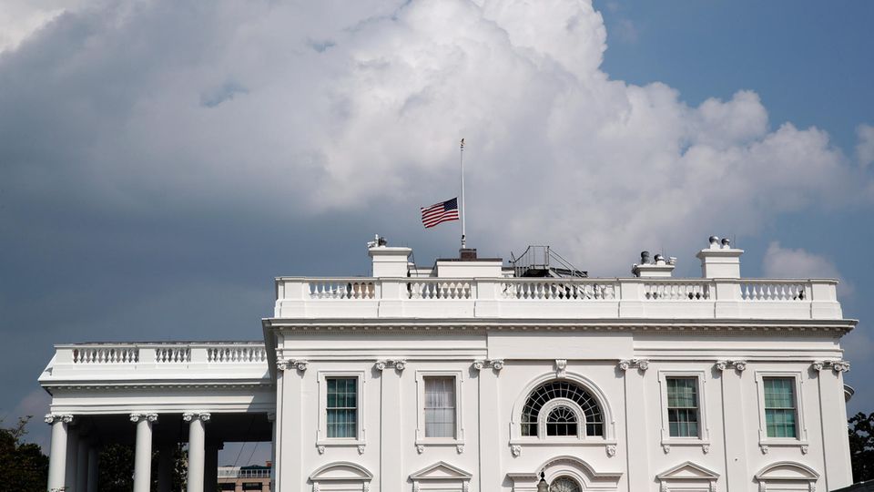 Die amerikanische Nationalflagge weht auf dem Weißen Haus auf halbmast für John McCain