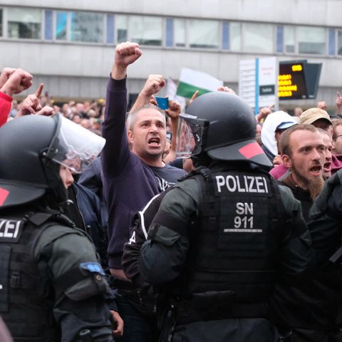 Polizei in Chemnitz trennt rechte und linke Demonstranten