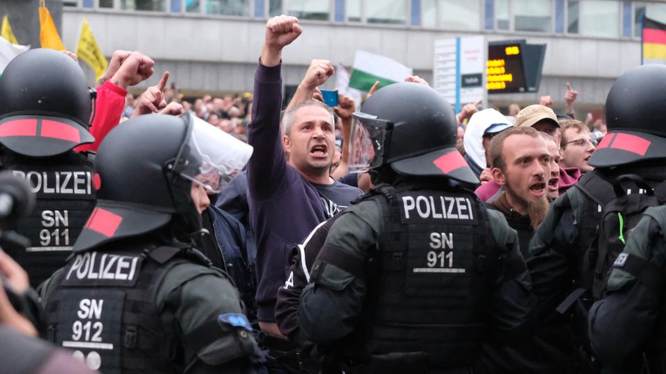 Polizei in Chemnitz trennt rechte und linke Demonstranten