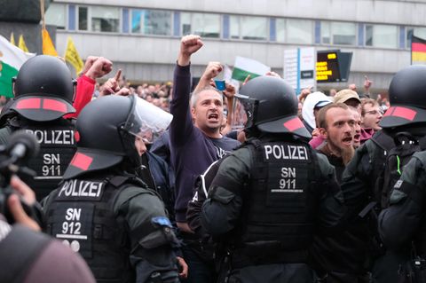 Polizei in Chemnitz trennt rechte und linke Demonstranten