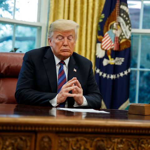 US-Präsident Donald Trump an seinem Schreibtisch im Oval Office des Weißen Hauses