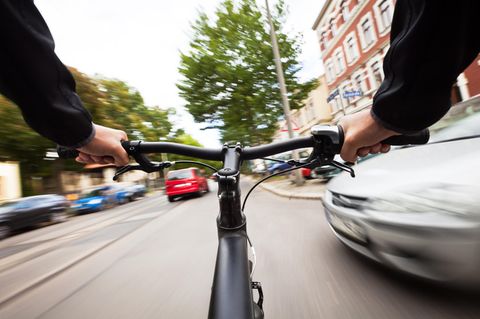 Es muss mehr Geld in sicheren Radverkehr investiert werden. Das zumindest fordert Greenpeace (Symbolbild)