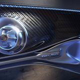 Die blaue Ambiente Beleuchtung steht im Kontrast zu Carbon und Chrom