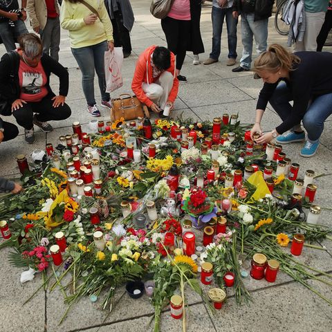 Menschen gedenken in Chemnitz des getöteten Daniel H.