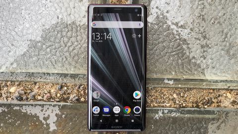 Das Display des Sony Xperia XZ3 bedeckt nahezu die ganze Front