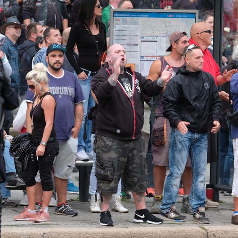 Rechte Protestler am Karl-Marx-Monument in Chemnitz