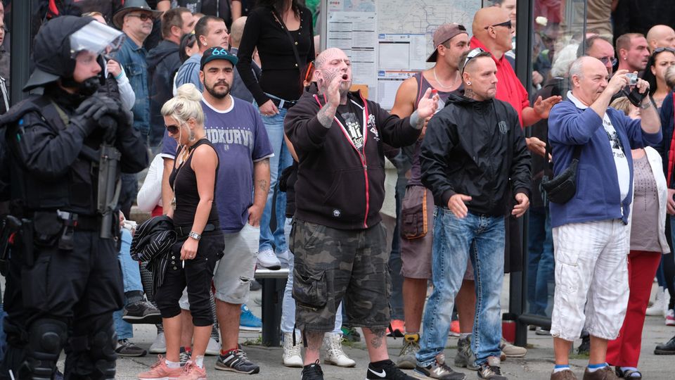 Rechte Protestler am Karl-Marx-Monument in Chemnitz