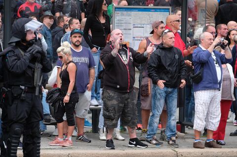 Rechte Protestler am Karl-Marx-Monument in Chemnitz