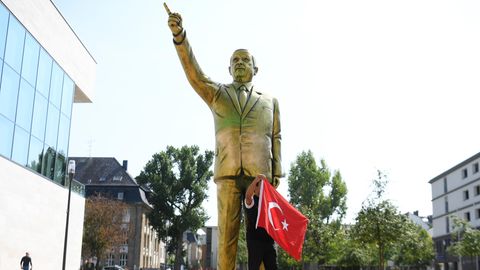 Mann posiert mit türkischer Flagge vor Erdogan-Statue in Wiesbaden