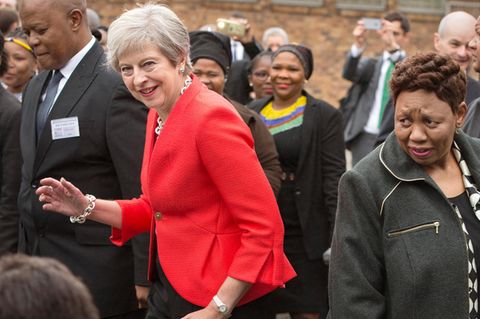 Britische Premierministerin: Theresa May erntet Spott für ihre Tanzeinlage in Südafrika: "Sie hat das Wort 'Tanz' neu definiert"