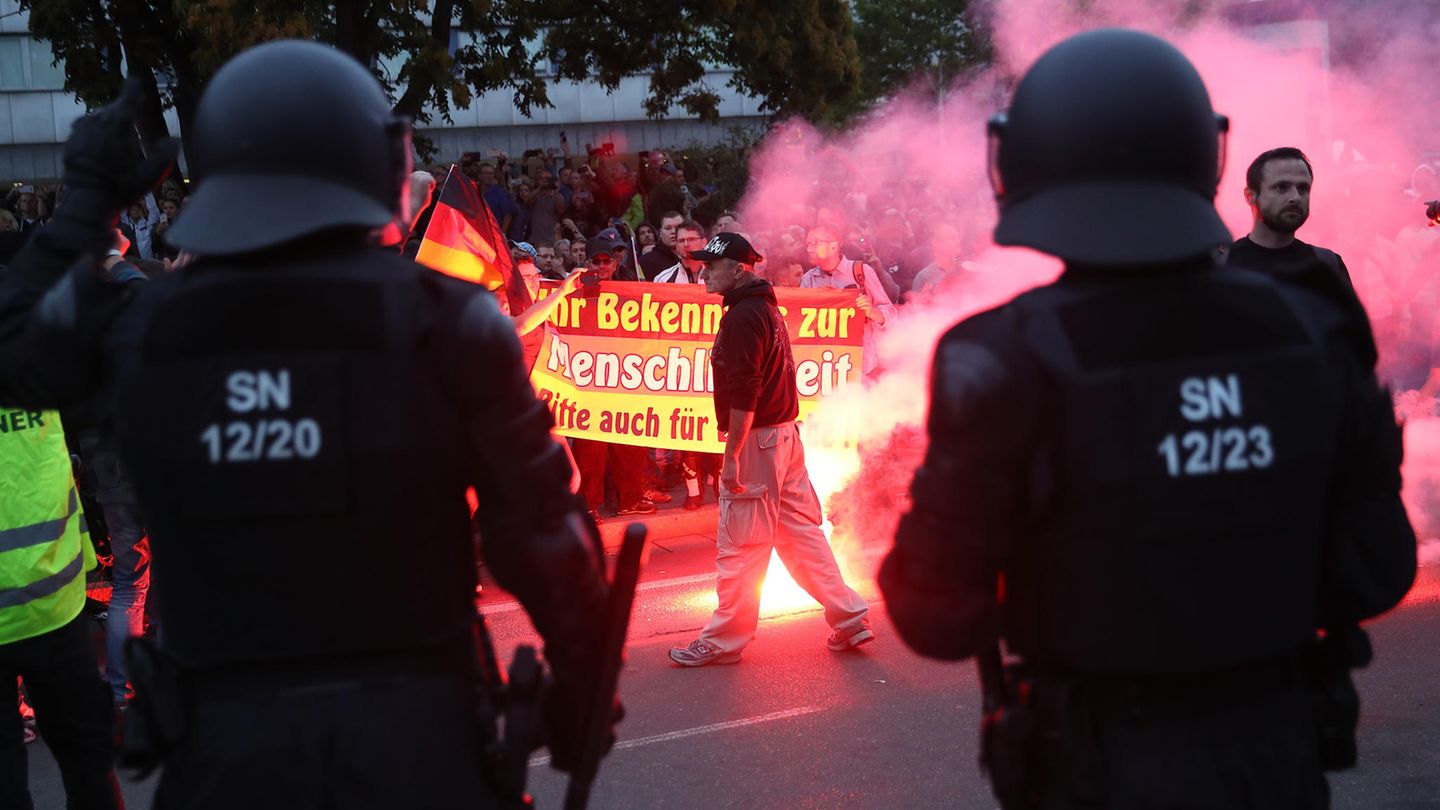 Am Montagabend konnten 600 Polizisten nur mit Mühe 6000 Demonstranten aus dem rechten Spektrum im Zaum halten