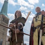 Diese Strecke ist sagenhaft!  Auch wer nichts mit dem Namen Grimm anfangen kann, als Kinohits von Walt Disney kennen selbst die Jüngsten die von den Brüdern Grimm gesammelten Märchen und Sagen wie Dornröschen, Aschenputtel oder Schneewittchen. Anfang des 19. Jahrhunderts begannen die beiden mit der Kartographie der deutschen Märchen- und Sagen-Welt. Ihre persönlichen Handexemplare gehören heute zum Unesco-Weltkulturerbe und viele der Geschichten prägen bis heute die deutsche Alltagssprache. Auf der Deutschen Märchenstraße lassen sich die Märchen im Wortsinn erfahren. Sie beginnt im Geburtsort der Grimms in Hanau und endet nach 600 Kilometern an der Nordseeküste. Die Reise führt durch tiefe Wälder, an Flüssen entlang und an zauberhaften Fachwerkstädtchen vorbei zu Burgen und Schlössern. Viele Städte richten eigens Feste rund um ihre Sagen aus. Wer eine Tour plant, sollte also einen Blick auf die Veranstaltungskalender werfen.