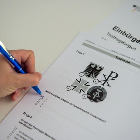 Eine Person füllt den Einbürgerungstest aus