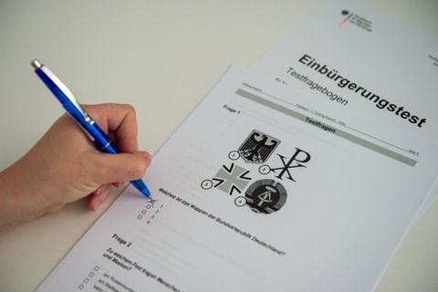 Eine Person füllt den Einbürgerungstest aus