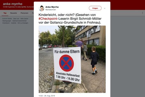 Ein selbstgebautes Halteverbotsschild auf einem Bürgersteig in Berlin