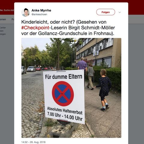 Ein selbstgebautes Halteverbotsschild auf einem Bürgersteig in Berlin