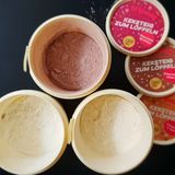 Zum Pulver müssen zwei Esslöffel Wasser und ein Esslöffel Magarine hinzugefügt werden. Der Teig erhält eine zähe, saftige Konsistenz.