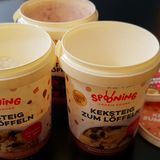 Um aus dem Pulver einen Keksteig anzurühren, braucht man ein Rührgerät und ein hohes Gefäß. Wer nur einen Löffel zur Hand hat, kann auch einen Löffel nehmen. Das dauert aber und benötigt Kraft, daher besser zum Rührer greifen.