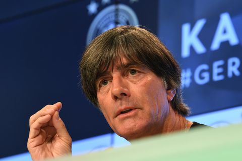 Bundestrainer Joachim Löw steht auf der Pressekonferenz Rede und Antwort