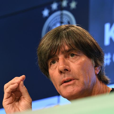 Bundestrainer Joachim Löw steht auf der Pressekonferenz Rede und Antwort