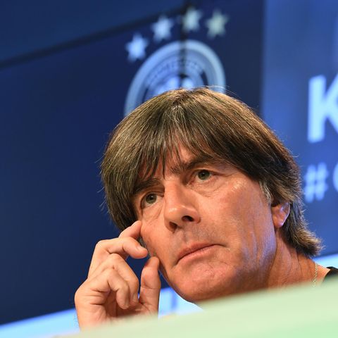 Fußball-Bundestrainer Joachim Löw sitzt auf dem Podium bei der Pressekonferenz in der Allianz-Arena in München
