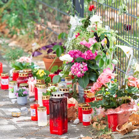 Düsseldorf: Am Tatort, an dem eine 36-jährige Frau erstochen wurde, liegen Blumen und Kerzen.