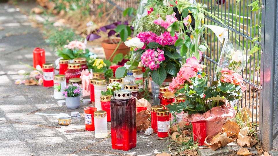 Düsseldorf: Am Tatort, an dem eine 36-jährige Frau erstochen wurde, liegen Blumen und Kerzen.