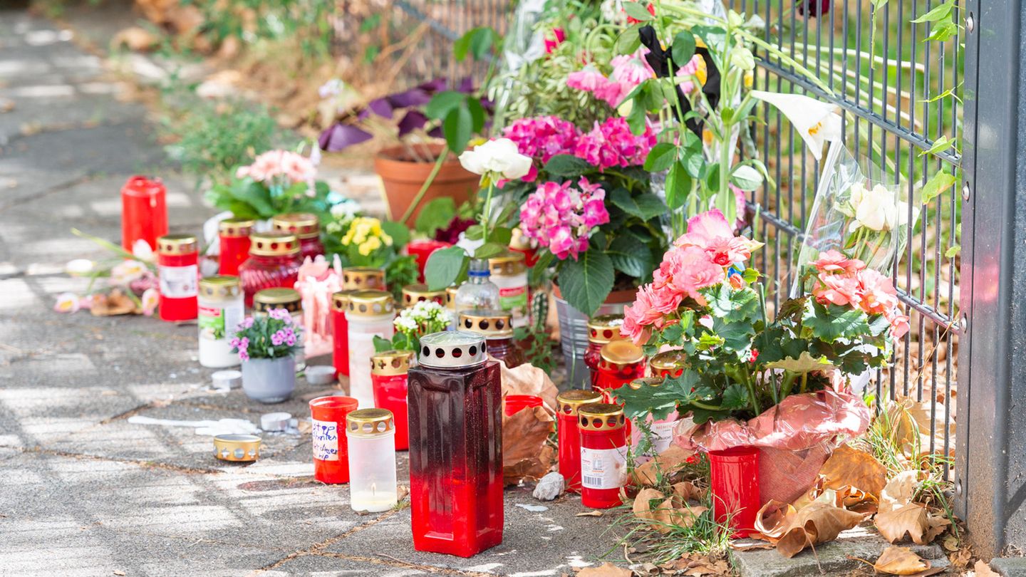 Düsseldorf: Am Tatort, an dem eine 36-jährige Frau erstochen wurde, liegen Blumen und Kerzen.