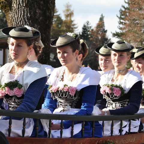 Frauen in Trachten, die unglücklich gucken