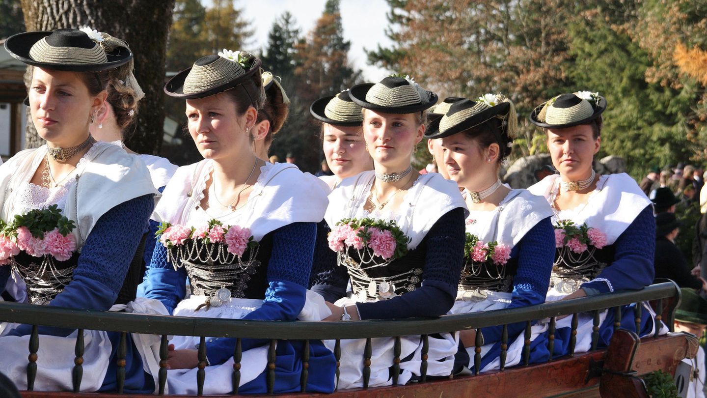 Frauen in Trachten, die unglücklich gucken
