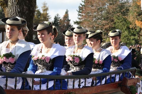 Frauen in Trachten, die unglücklich gucken