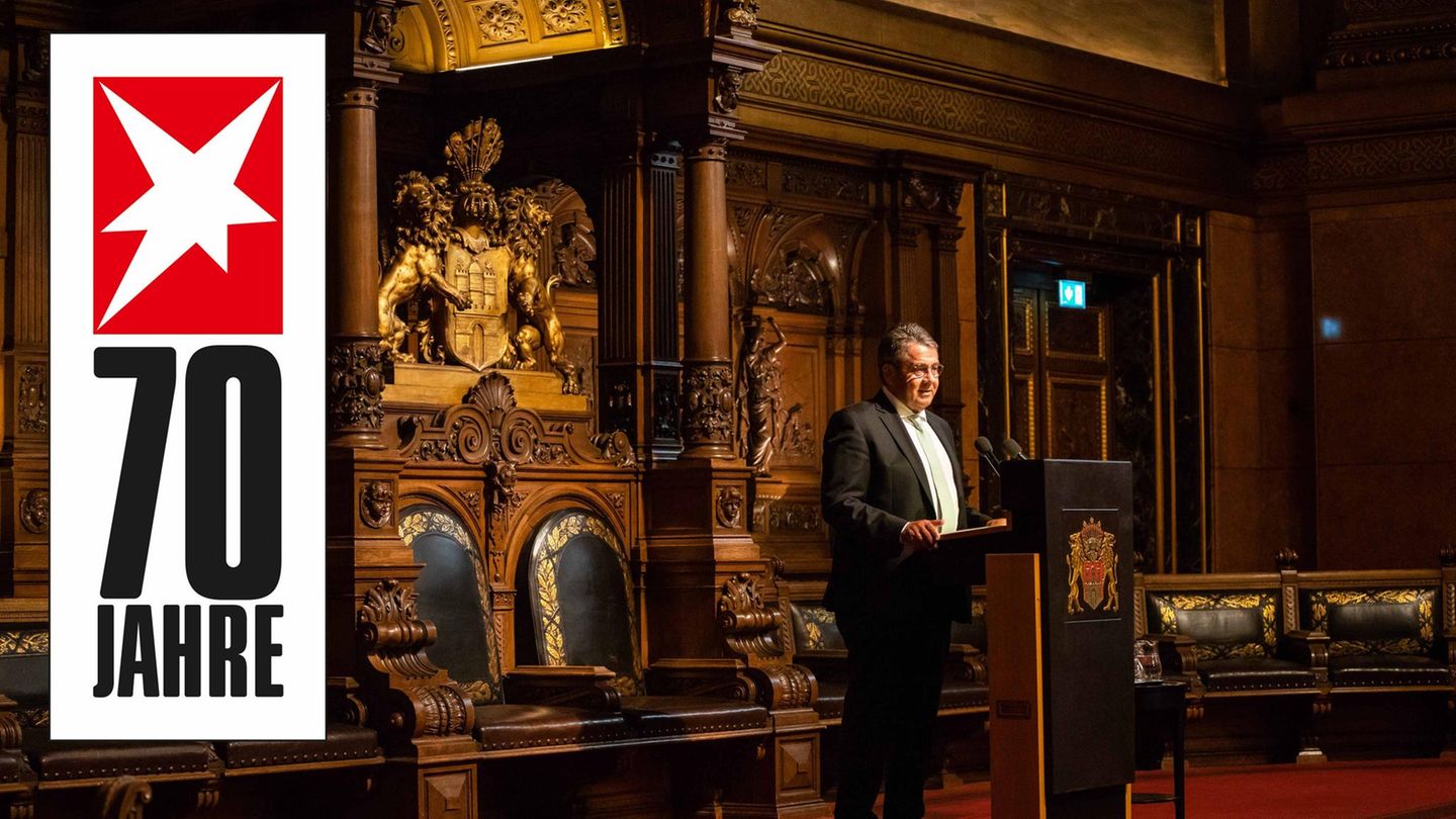 In einem Festsaal im Hamburger Rathaus steht SPD-Politiker Sigmar Gabriel vor einem geschnitzten Hamburger Wappen und spricht